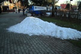 ... azt mondták kisebb helyeken hóesés várható, ez konkrétan a Balatonboglári jégpálya mellett meg is történt