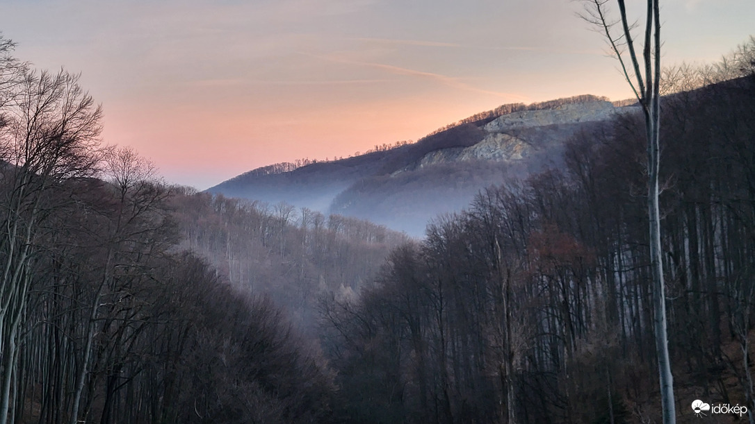 Izzik a levegő a köd fölött
