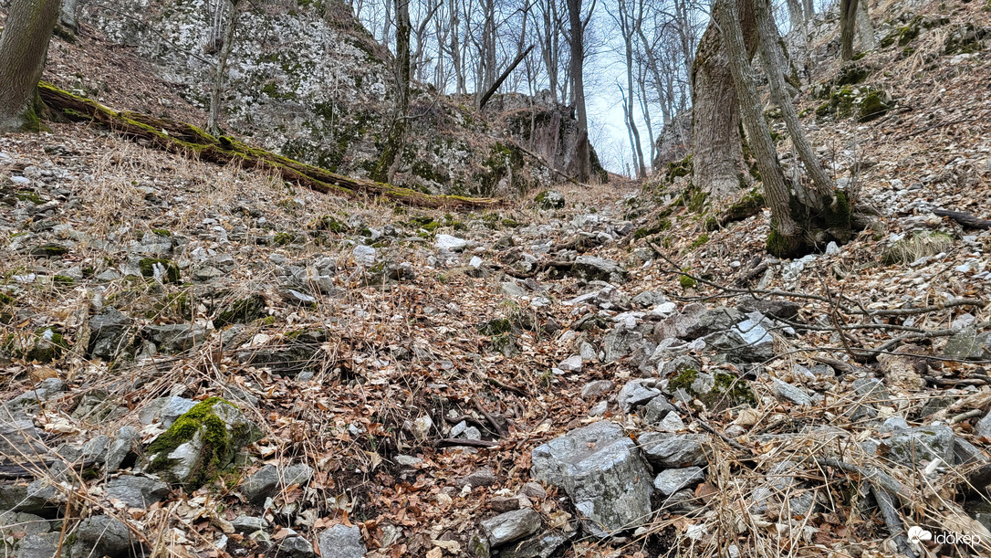 Sziklakapu és köves ösvény
