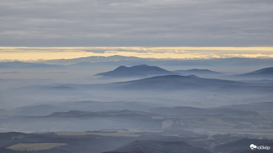 Hullámzó ködtenger