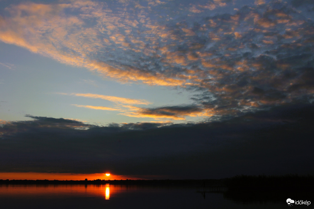 Lemenő nap fényében