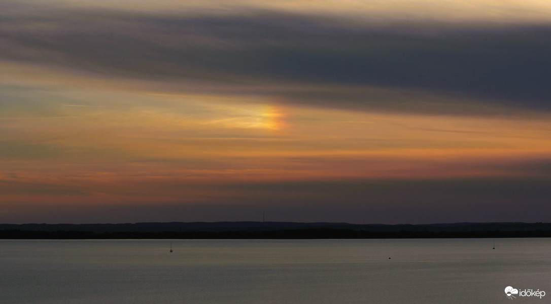 Irizáló naplemente