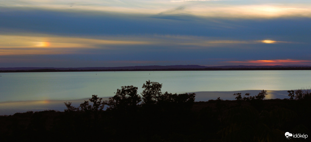 Irizáló naplemente