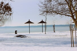 A napernyők alatt még van hely a strandon