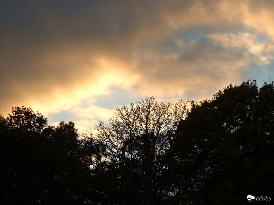 Alkonyati felhők 