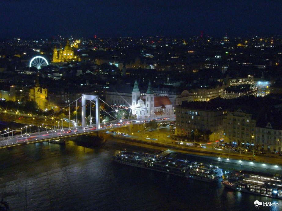 A pesti hídfő és környéke esti fényben