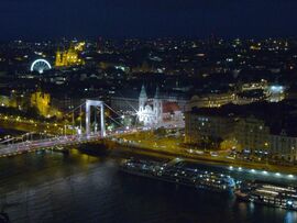 A pesti hídfő és környéke esti fényben