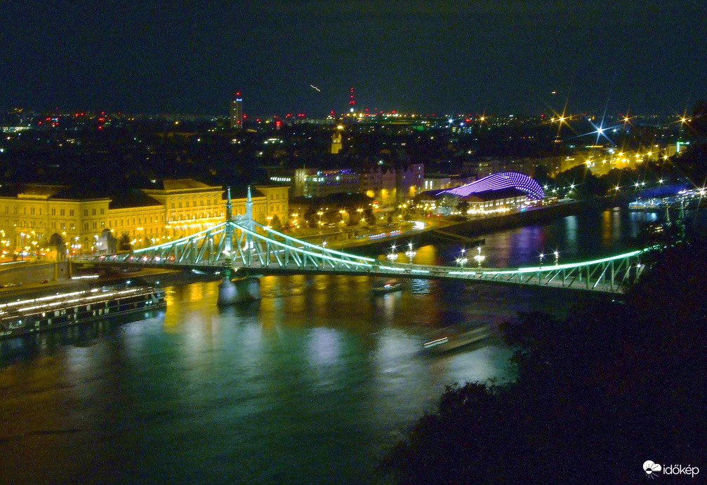 A Szabadság-híd és a Bálna este 