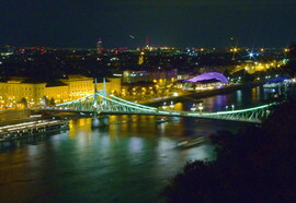 A Szabadság-híd és a Bálna este 