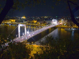 Az Erzsébet-híd, tegnap este 