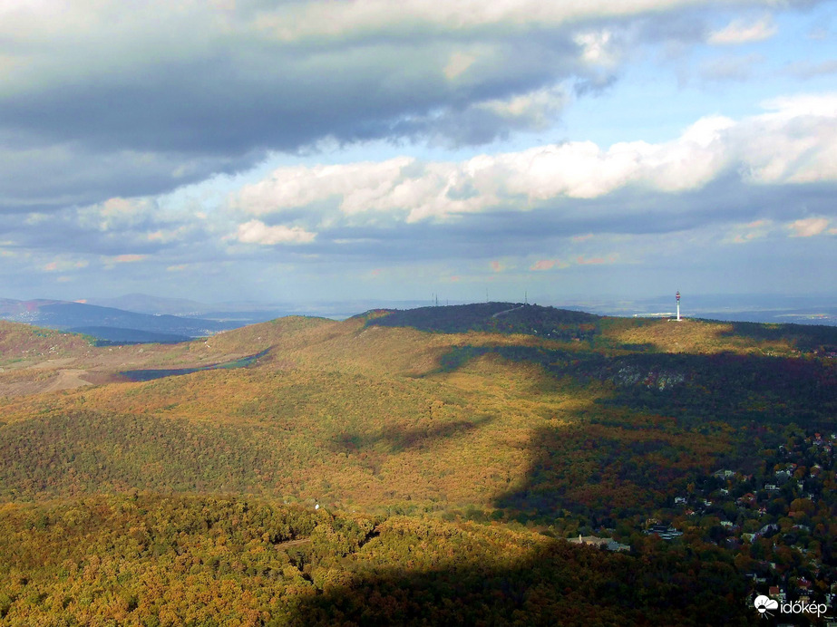 Szemben a Hármashatár-hegy 