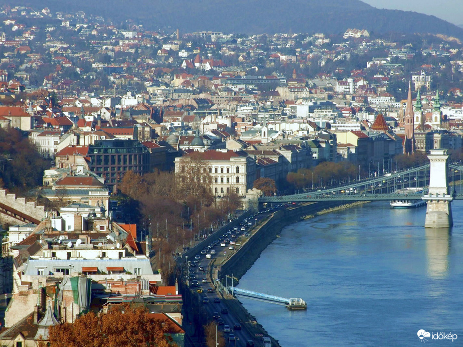 A Víziváros és a Bem-rakpart a Gellért-hegyről 