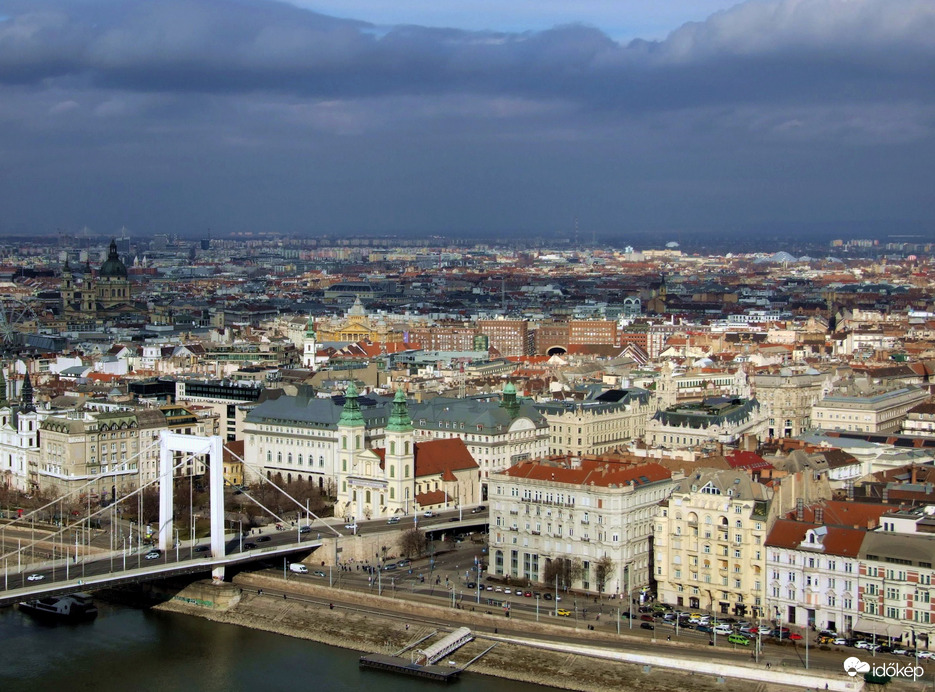 Felhős égbolt alatt 