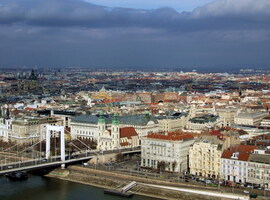 Felhős égbolt alatt 