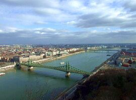 Felhők a város fölött 