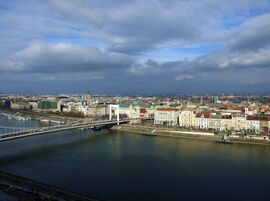 Felhők a város felett 