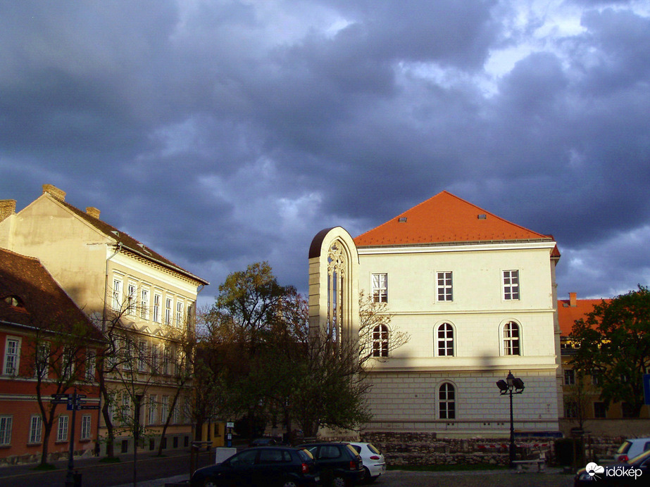 Gmolygó fellegek a Várnegyedben 