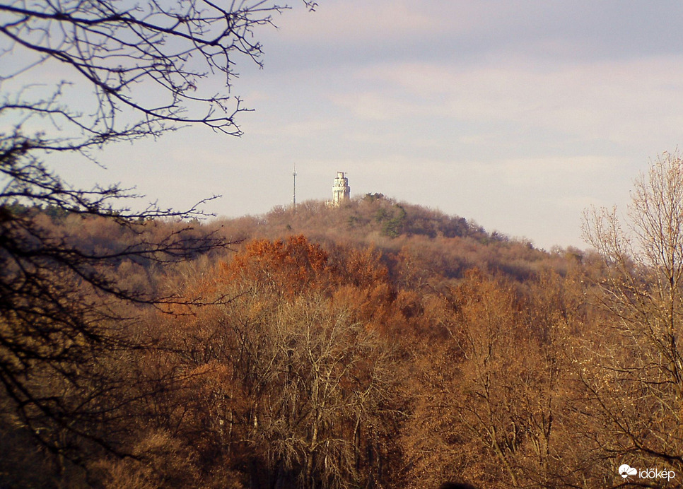 Előttünk a János-hegy 