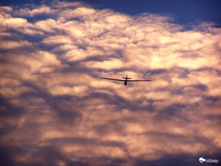 Vitorlázás alkonyatban 