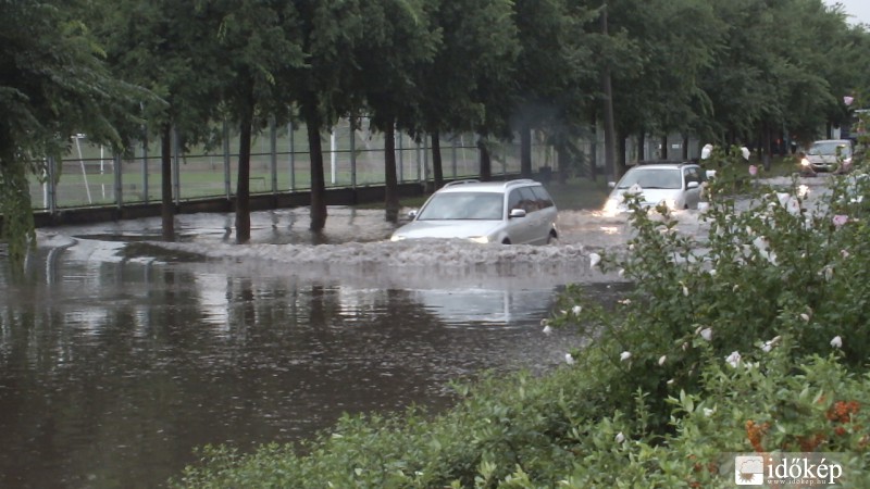 Úsznak az autók a 18. kerületben