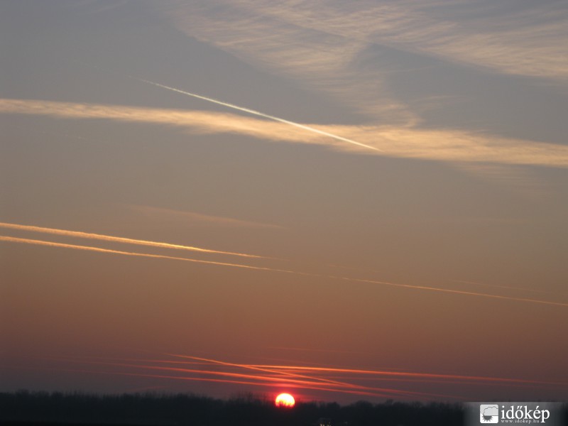 Naplemente csíkokkal