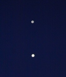 Kettőspont a hajnali égen: Jupiter, alatta Vénusz