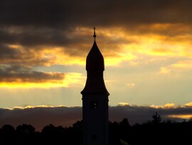 Napnyugta a templom torony mögött felhőkkel
