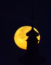 Hód szuperhold novemberben, az Egri Rác templom mögött