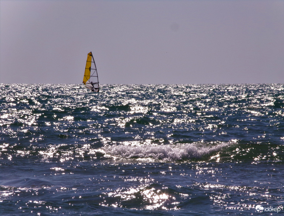 Távolban egy vitorlás