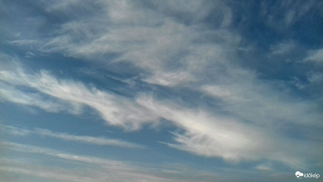 A felhők felett mindig...