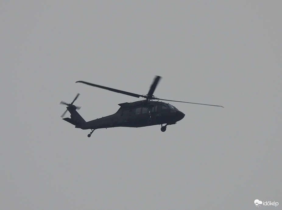 Egy Black Hawk  a szürkeségben 