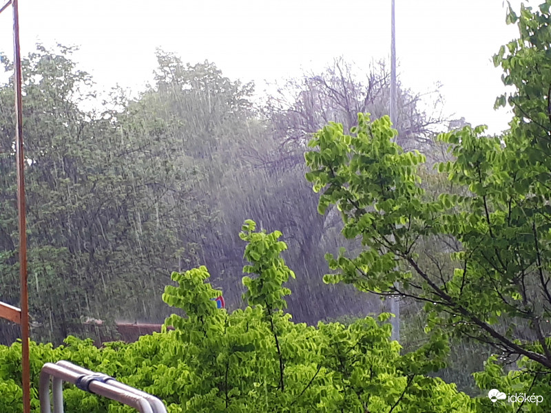 Szakad az eső