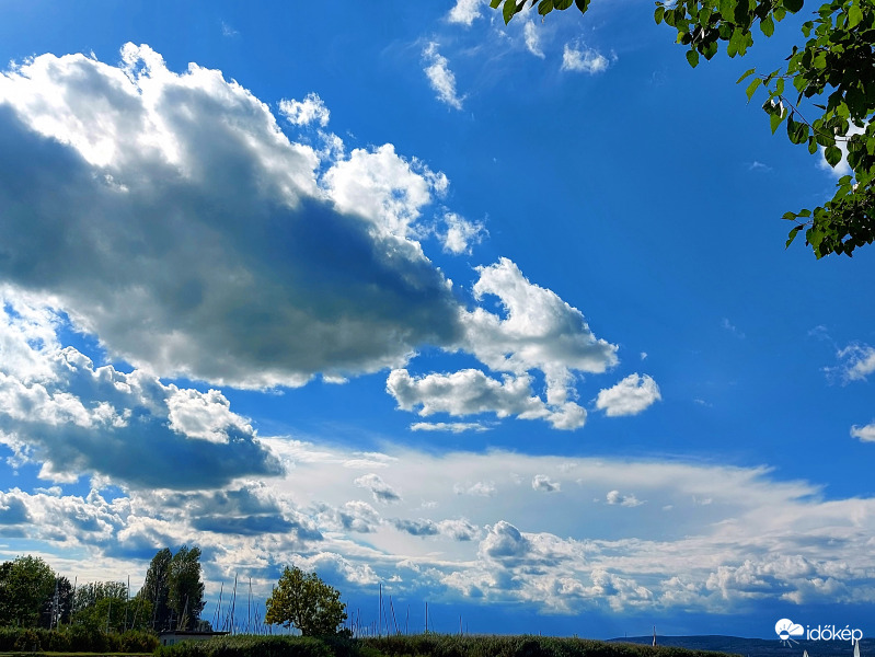 Napsütötte felhők