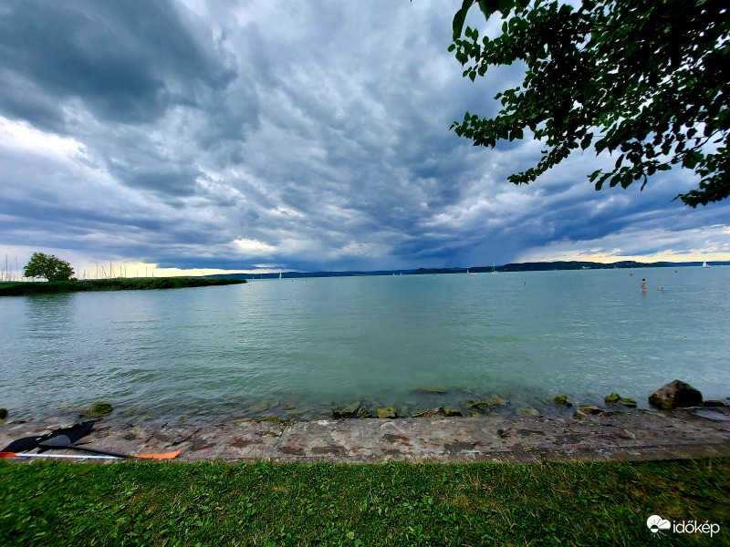 Északi parton esik, délin süt