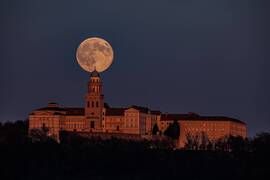 Novemberi telihold a Pannonhalmi Főapátsággal
