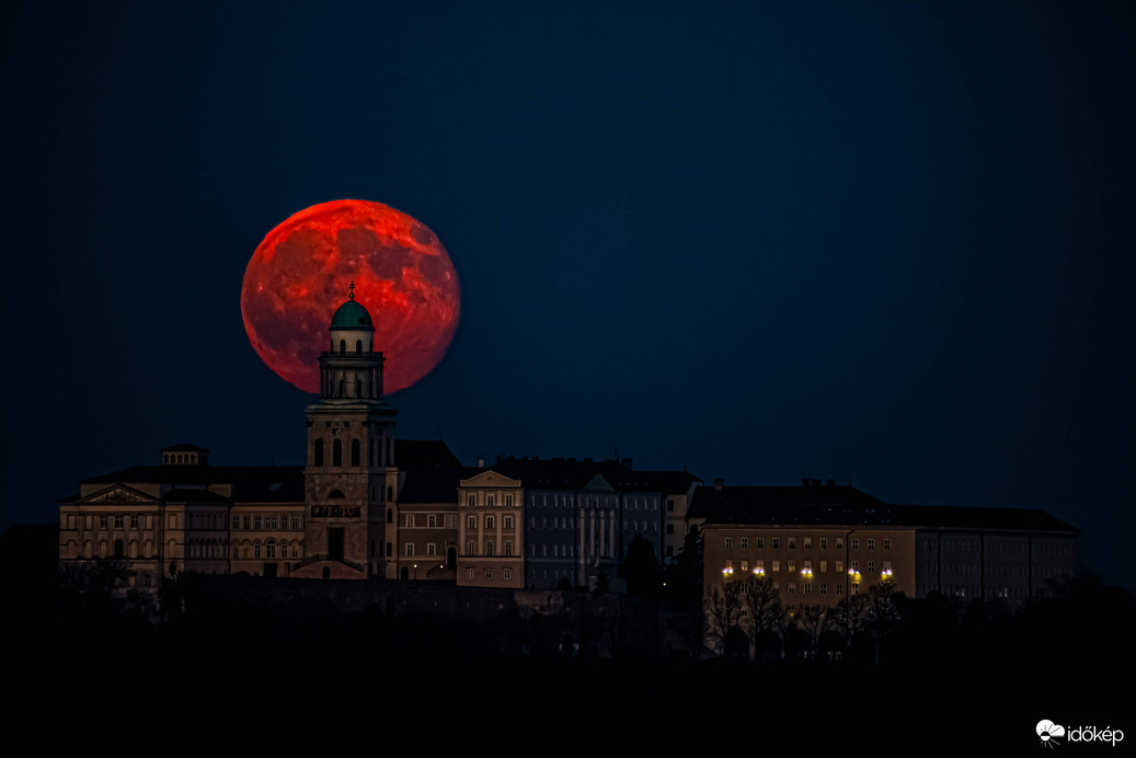 Pannonhalmi Főapátság 4,2 km messziről, mögötte az ébredő 98%-os Hold