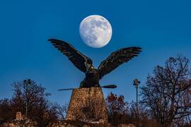 2026 első napján: 95%-os újévi Hold a Turul felett