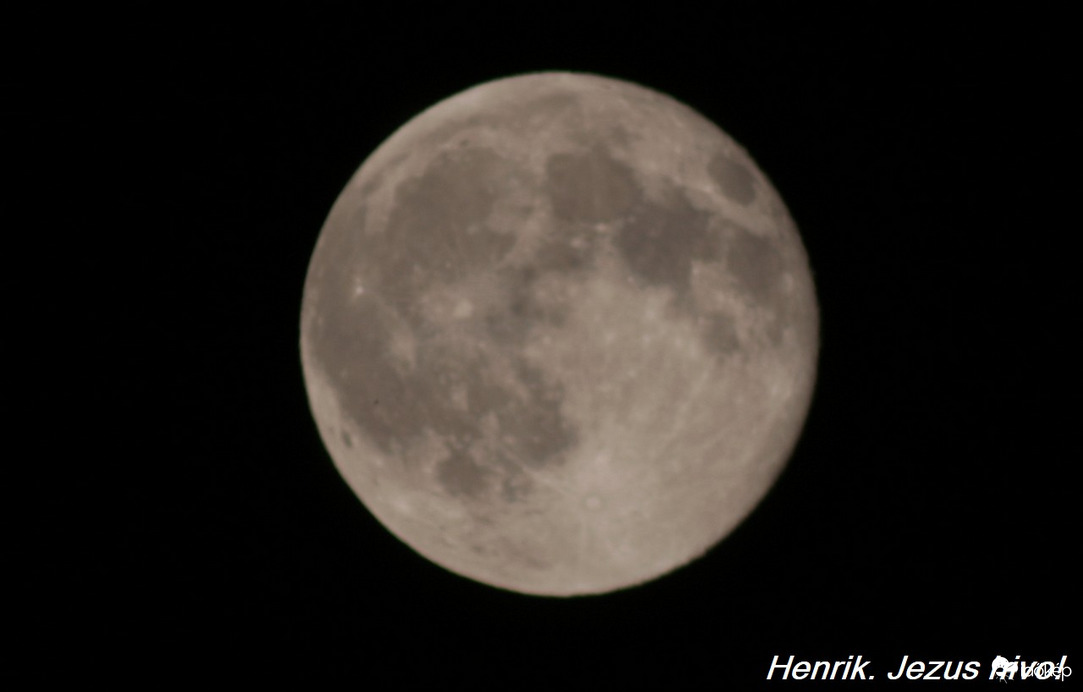 Októberi tele hold.