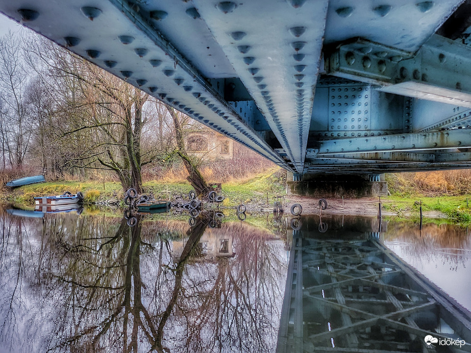 A híd alatt...