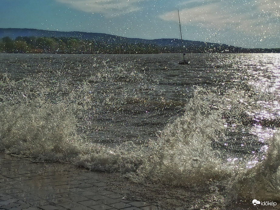 Föltámadott a "tenger"