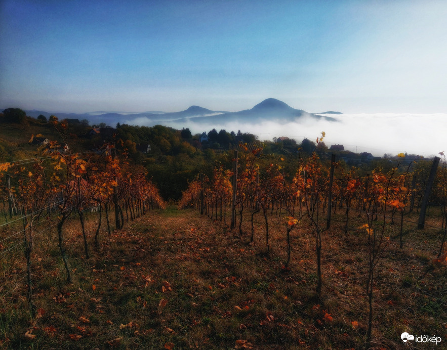 Sejtelmes október...