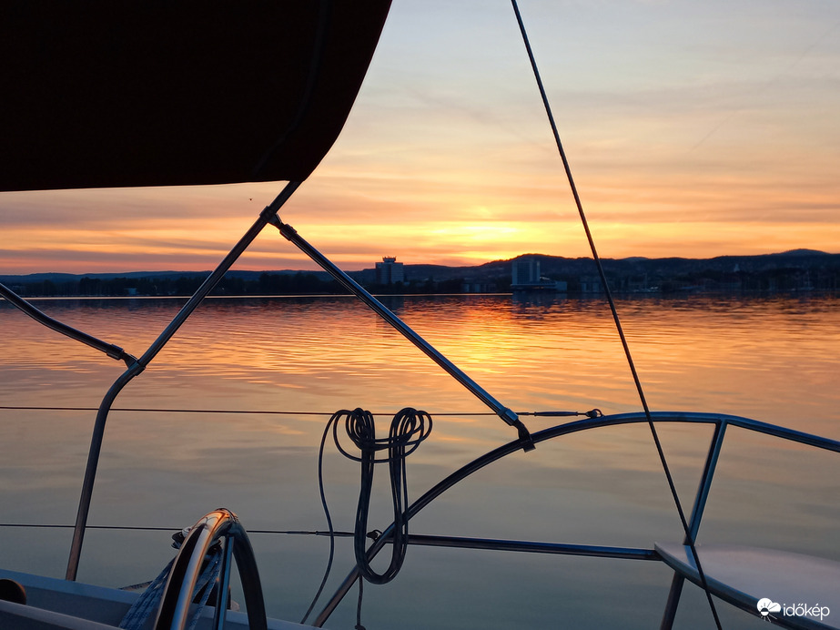 Naplemente a Balatonon vitorlásról 