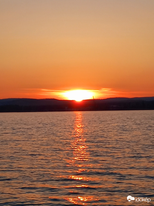 Vitorlással a Balaton közepén