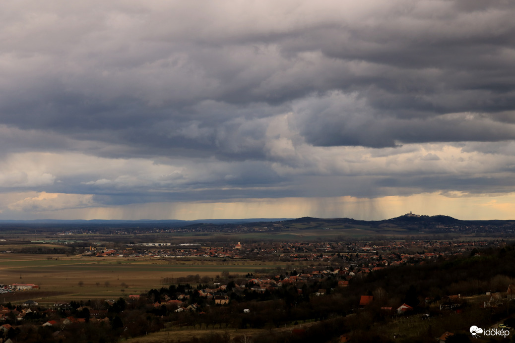 Esőfüggöny Pannonhalma körül