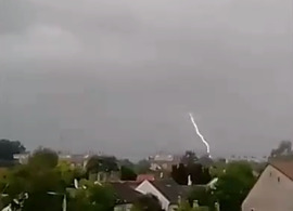 A nap első villámfényképe:)