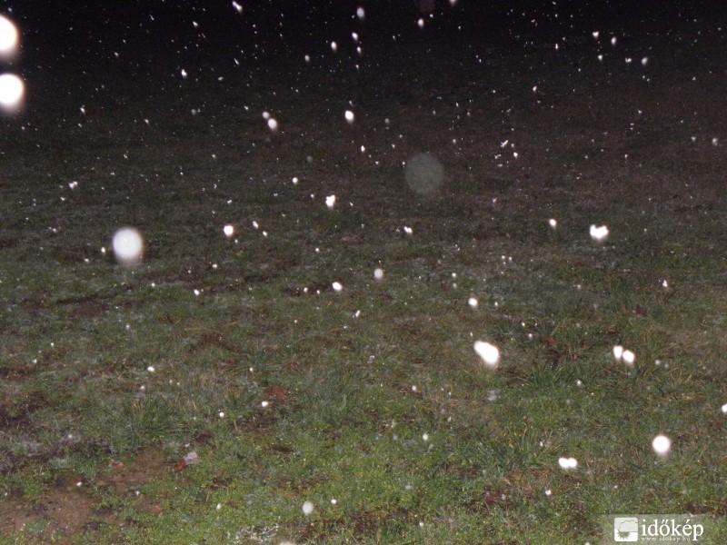 Lassan kezd fehèredni a tàj