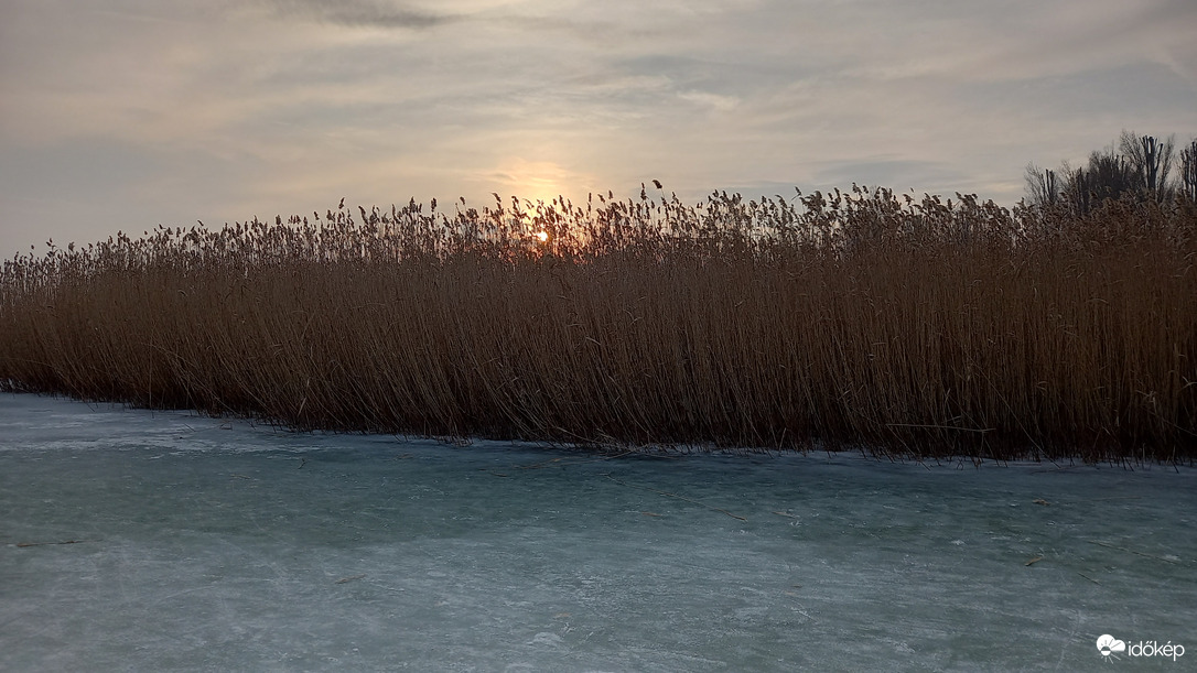 Télen a jégen, a nád mögött