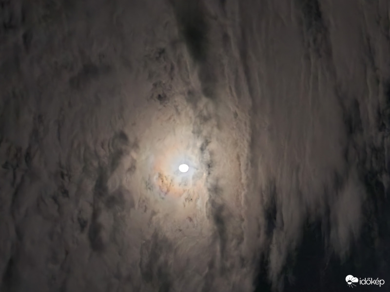 Éjjel 3:33kor a Hold