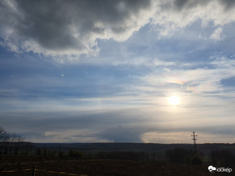 Balos melléknap irizáló felhőkkel 18:21-kor