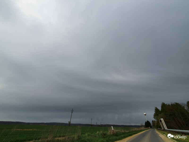 Hétfő reggeli morcos égbolt